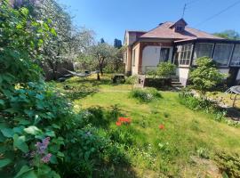 Cozy private house with a yard & parking, villa i Riga