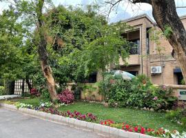 Riviera Courtyard Guest House Islamabad, hotel cerca de Margalla Greens Golf Club, Islamabad