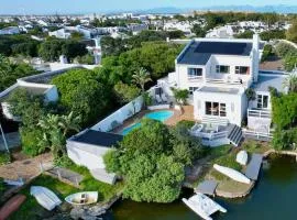 Tranquil Waterfront Hideaway with Stunning Views