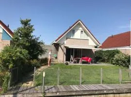 Villa aan water Sneekermeer Terherne met fietsen.