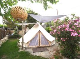 Happy Glamping 2, hotel a Kalamaki