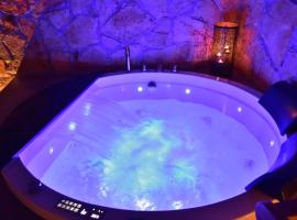 SPA SUITE SICILIA - Intera casa con spa privata Jacuzzi Sauna Bagno di Vapore ad uso illimitato, hotel v destinaci Rosolini