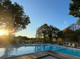 7-gîte-7 personnes au cœur de la nature /piscine, hotel in Saint-Aubin-de-Nabirat