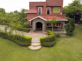 Hostie Tapovan-3BHK Farmhouse 40 mins from Gurgaon-Delhi, mökki kohteessa Faridabad