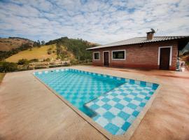 Chacara c piscina e vista para Cach dos PretosSP, vacation home in Joanópolis