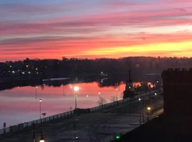 City centre Rooftop apartment alongside river Suir, hotel cerca de Waterford Railway Station, Waterford