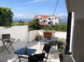 Karina Apartments, hotel u gradu Supetar