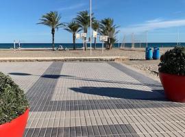 Apartamento Alicante San Juan playa 1ª línea: Benimagrell'de bir otel