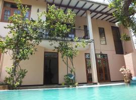 A tropical paradise; stunning house, pool, garden, hotel con parking en Wattala