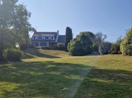 VILLA FAMILIALE 5 chambres dans un écrin de verdure à 15 MNS DES PLAGES, hotel di Mellac