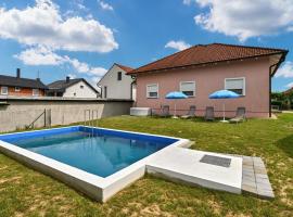Stunning Home In Senkovec With Outdoor Swimming Pool, sumarhús í Slakovec