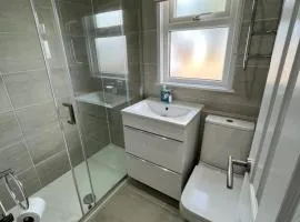 141 Sunbeach, Scratby - Two bed chalet, sleeps 6, FREE Wi-Fi and FREE entry in the onsite clubhouse and pet friendly