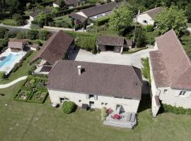 Le Clos Des Buis Gîte de Charme AZUL, hotel dengan parkir di Cazals