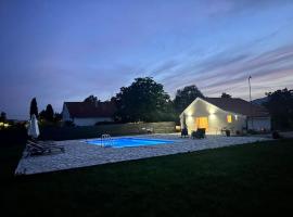 Pool & River House - Lazara、Danilovgradの別荘