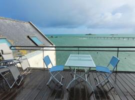 Duplex magnifique vue mer idéalement situé Roscoff, хотел на плажа в Роскоф