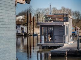 Wunderschönes Hausboot AGATHE, hotel a Hamburg