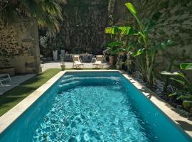 Villa Flora - Maison de maître avec piscine, hôtel à Saint-Thibéry