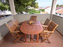Villa Dalmatia Apartments, hotel in Bol