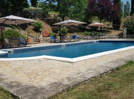 Case in campagna con piscina a Todi, hotel em Todi
