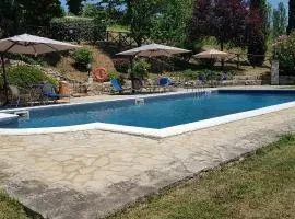 Case in campagna con piscina a Todi