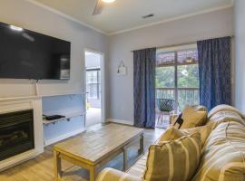 Condo with Pool Access about 2 Mi to Rehoboth Beach!，杜威海灘的飯店