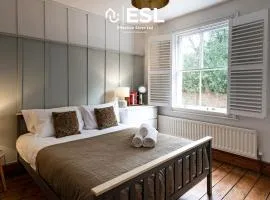 Cute & Cool Two Bed Townhouse with Garden & Parking