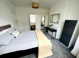 Perfect Location Whole Apartment With Wifi & Private Garden CONTRACTORS WELCOME, cheap hotel in Southend-on-Sea