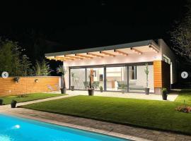New Villa with swimming pool, casa o chalet en Petrovaradin