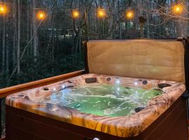 Lazy Bear-HotTub, Pet Friendly, Private home just 15 minutes to Asheville.., hotel en Fairview