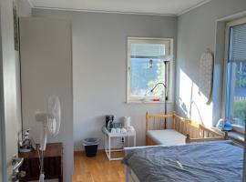 A room in a villa close to Arlanda Airport, hotel near Rosersberg Palace, Stockholm