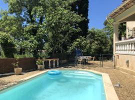 Villa spacieuse avec piscine proche de la mer, villa in Biot