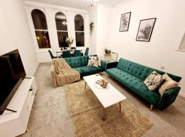 Two Bedroom Mansion House Apartment By AZ Luxury Stays Newmarket With Parking And WiFi, מלון בניומרקט
