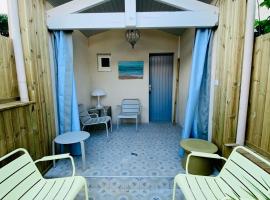 Charming house close to the Plage des Huttes, villa i Chaucre