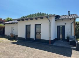 Waldfrieden Ferienhaus mit SAUNA, hotel v destinaci Ruhla
