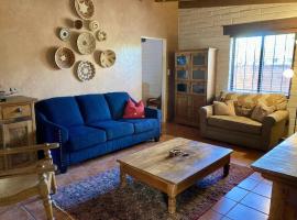 Casa Azul - Cute Centrally Located Adobe with Large Fenced Outdoor Living For Pets and Adults, Non-smoking, hotell i Tucson