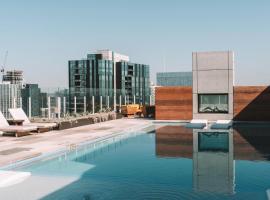 2BD Condo-Rainey St-Best views-RT Pool, condo in Austin