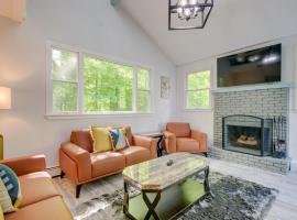 Cozy New Hampshire Retreat with Deck and Fire Pit!: North Conway şehrinde bir otel