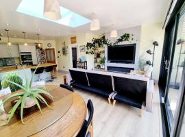 Cosy Family Haven: Spacious 3-Bedroom Retreat in Christchurch, hotell i Iford