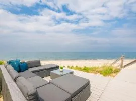 Adorable oceanfront cottage on Spring Hill Beach