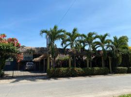 Mauras Tropical Mini Hostel & Tours, B&B in Paquera