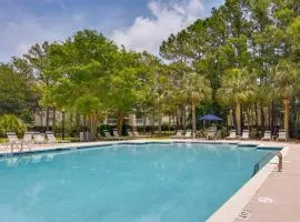 Mount Pleasant Condo with Pool and Bikes Near Beach!