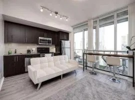 Cityscape 1BR Condo with Private Balcony amd WFH setup