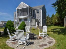 Stunning Home w Incredible Water Views, cottage in Chatham