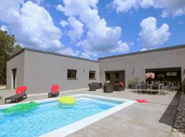 Nice Home In Lussas With Outdoor Swimming Pool, semesterhus i Lussas