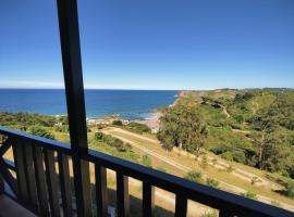 Bonito dúplex con vistas al mar, hotel with pools in Comillas