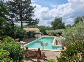 Gîte avec Piscine au cœur de la Vallée de la Cèze、Saint-Laurent-de-Carnolsのバケーションレンタル