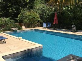 Charmante maison en pierre avec piscine privée chauffée - FR-1-616-302, hotel in Mareuil