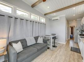 Austin Tiny Home with Community Pool and Hot Tub!, minicasa en Austin