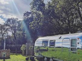 Airstream, vintage American caravan & Hottub, hôtel à Ashburton