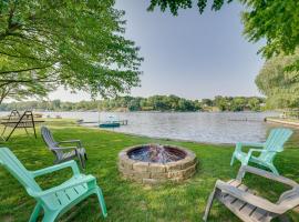 Vintage Susin Lake Cottage with Deck and Hot Tub!, хотел с паркинг в Уотърфорд